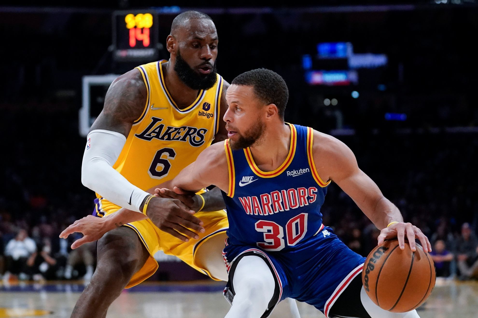 You are currently viewing LEBRON VS CURRY – CLASH OF TITANS